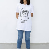 Frau mit weißem Quipster Fin T-Shirt