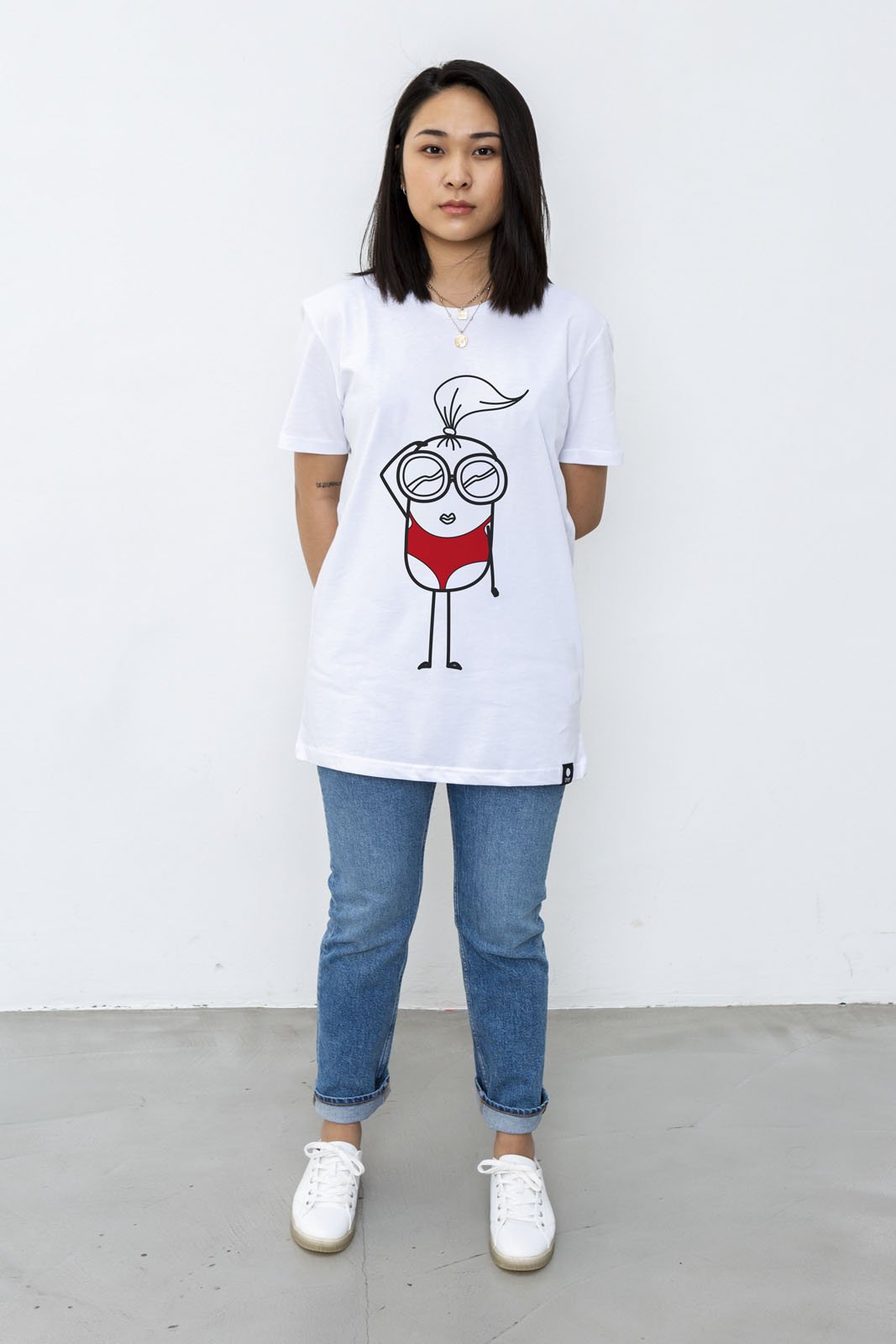 Frau mit weißem Quipster Maliboo T-Shirt