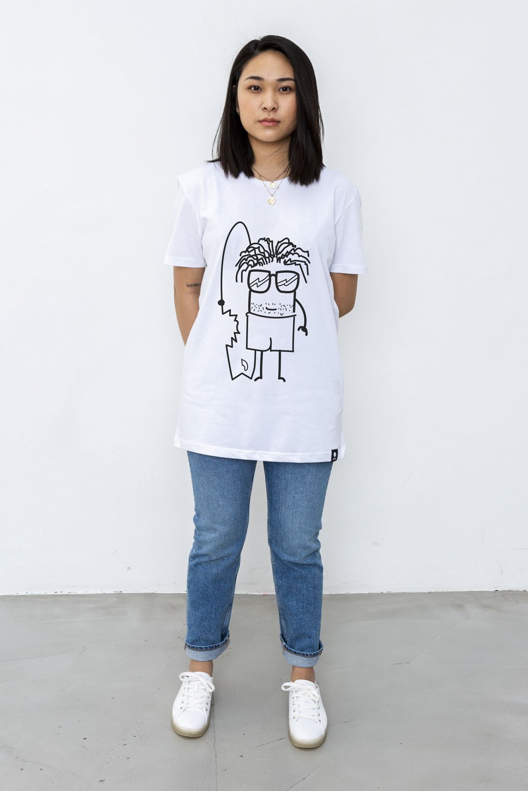 Frau mit weißem Quipster Fin T-Shirt