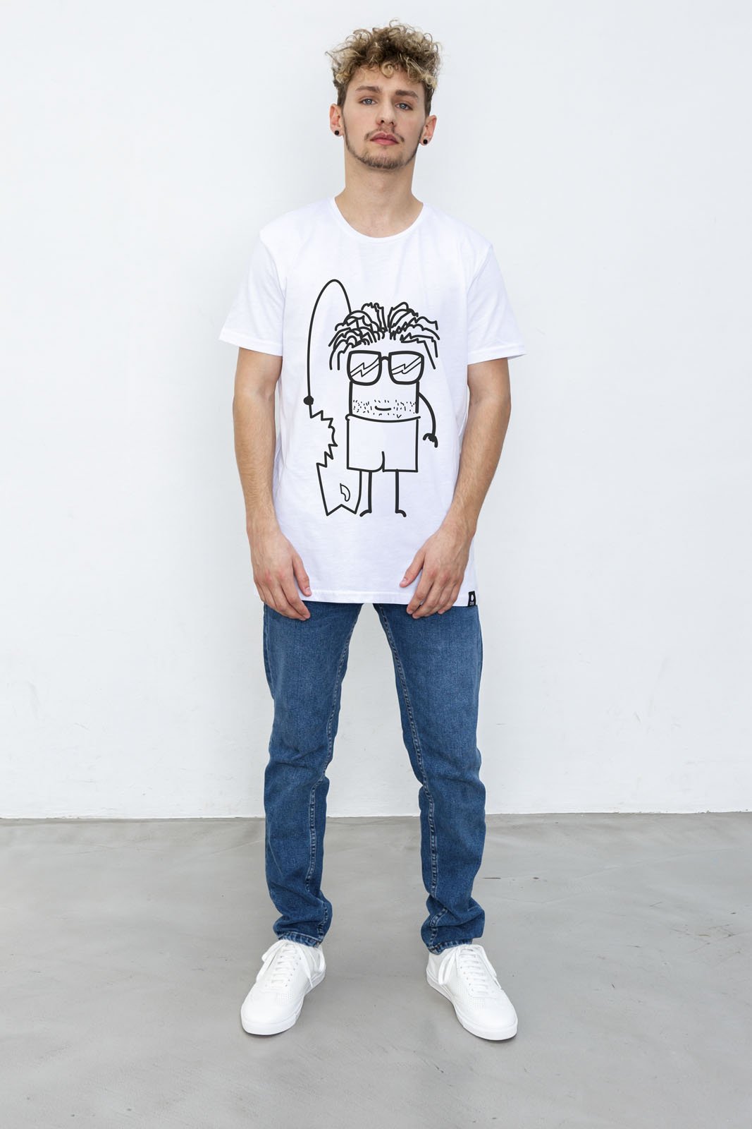 Mann mit weißem Quipster Fin T-Shirt